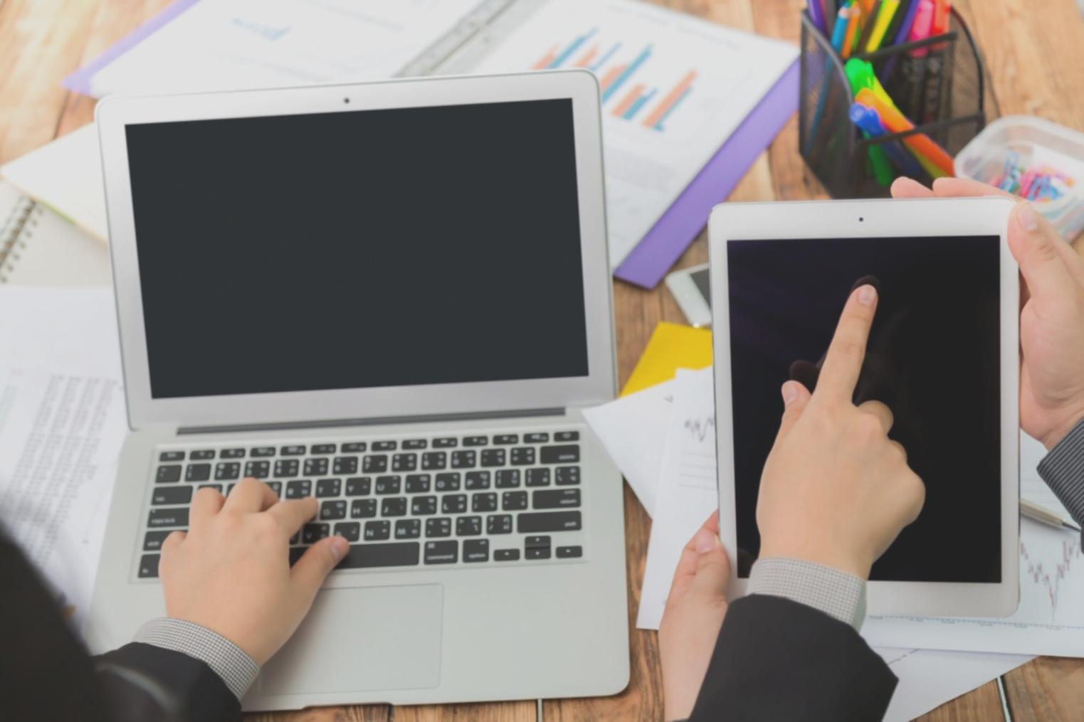 Grupo de personas colaborando en análisis financiero